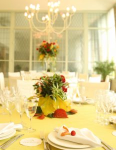 Salón preparado para banquete de boda