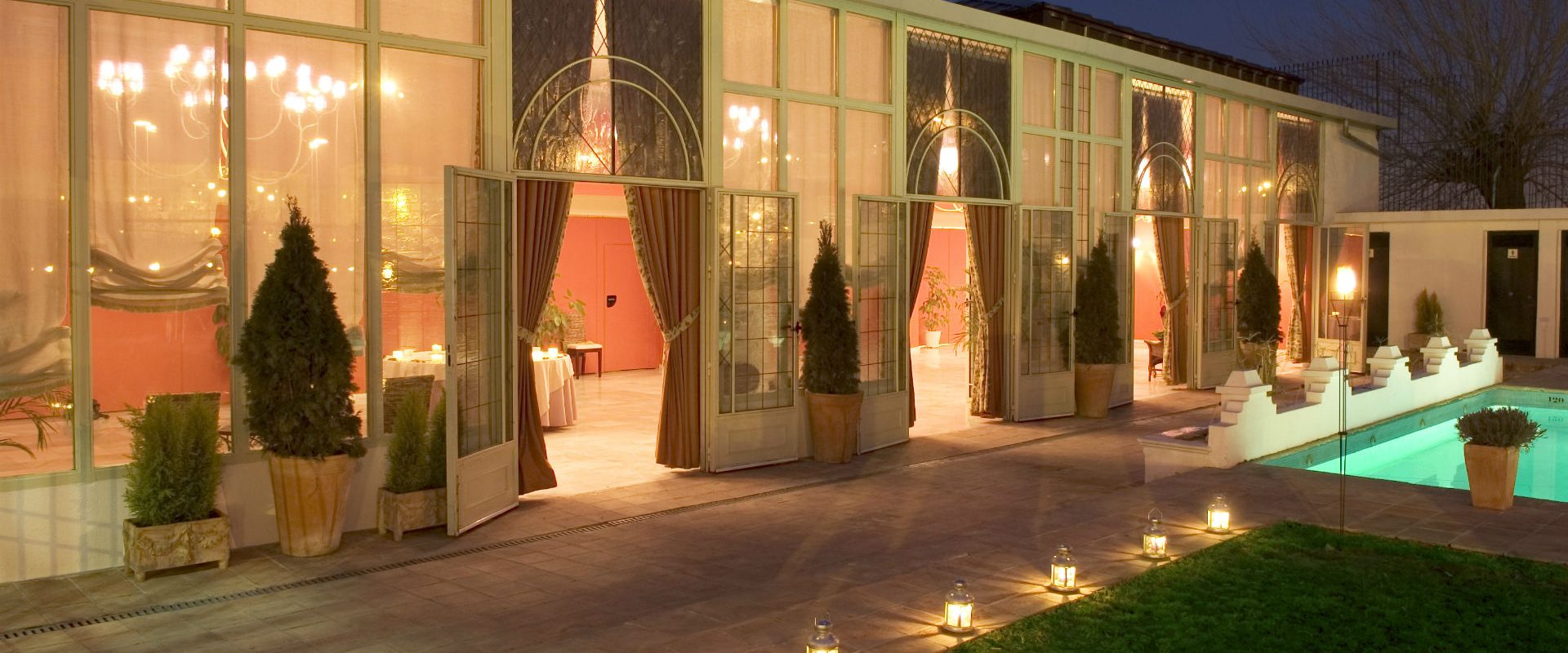 Jardines de Restaurante Axares, Hotel Oasis Córdoba